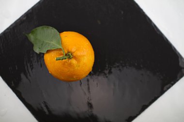 Turuncu yaprak ile atış yukarıdan bir kare siyah ıslak pl kayrak