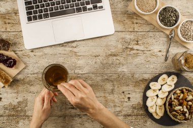 Modern zamanların kötü alışkanlıklar: bir kadını yukarıdan bir ahşap vurdu 