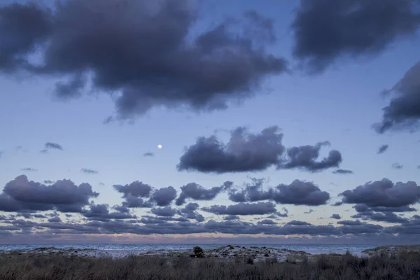 Ciel couchant impressionnant avec la pleine lune et les couches de nuages th — Photo