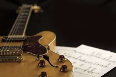Vintage archtop gitar doğal akçaağaç yakın çekim yüksek açılı görünüş
