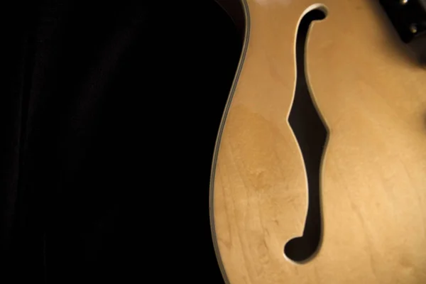 Vintage archtop guitar in natural maple close-up from above on b — Stock Photo, Image