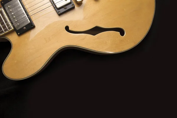 Vintage archtop guitar in natural maple close-up from above on b — Stock Photo, Image