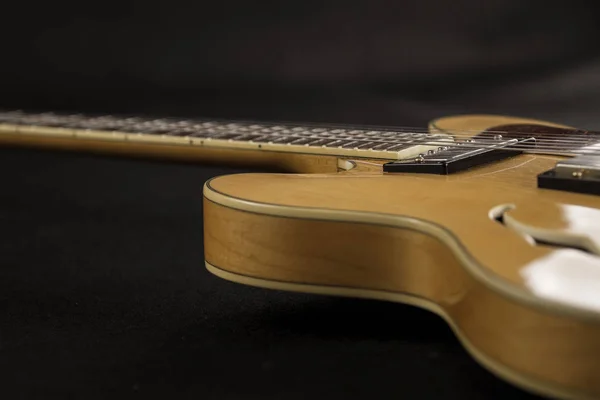 Vintage archtop gitaar in esdoorn close-up hoge hoek kant — Stockfoto