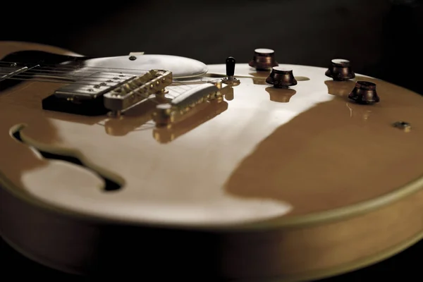 Vintage archtop gitaar in close-up hoge hoekmening van de esdoorn — Stockfoto