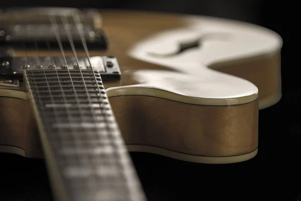 自然のメープル クローズ アップ ハイアングルでビンテージ archtop のギター — ストック写真