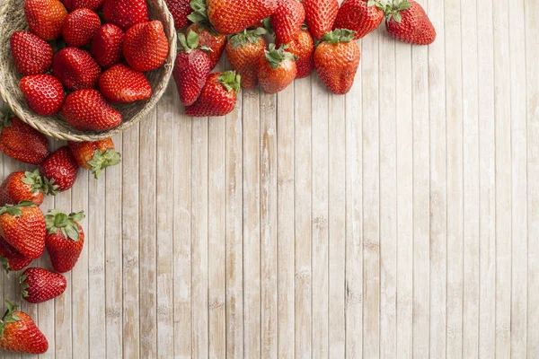 Erdbeeren kopieren Platz mit einem kleinen Korb Erdbeeren in t — Stockfoto