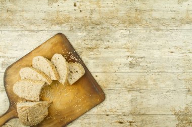 Susam ile ev yapımı ekmek dilimlenmiş bir somun yakın çekim