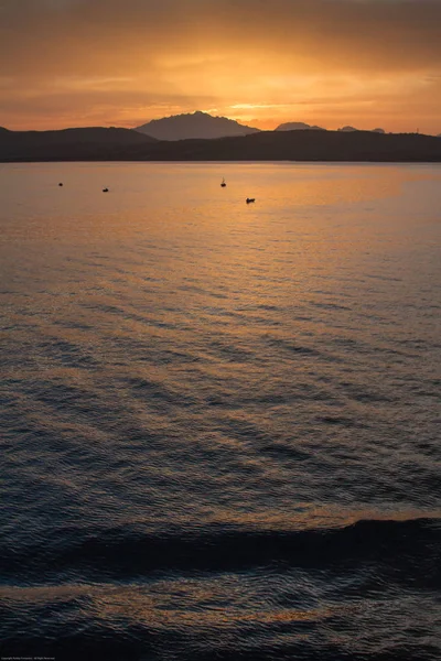 Nascer do sol na costa do mar da Sardenha com cor laranja intensa ver — Fotografia de Stock