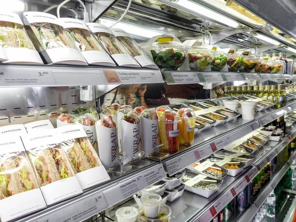 Modern zamanlarda insanın kötü alışkanlıkları: pre-packa dolu raf