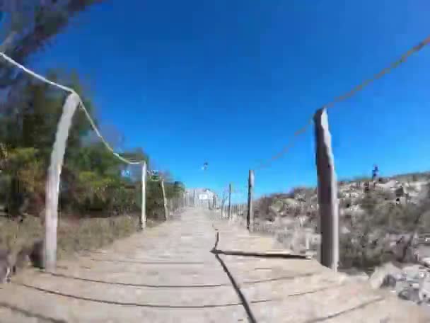 Hiperlapso Caminando Paseo Marítimo Playa Que Cruza Bar Madera Pasando — Vídeos de Stock
