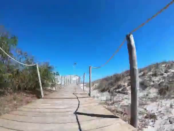 Långsam Hyperlapse Strandpromenad Stranden Som Korsar Trä Bar Och Passerar — Stockvideo