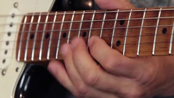 Primer Plano Mano Guitarrista Cuello Guitarra Tocando Mostrando Cómo Hacer — Vídeos de Stock