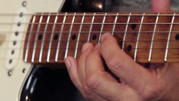 Primo Piano Della Mano Chitarrista Sulla Tastiera Della Chitarra Che — Video Stock