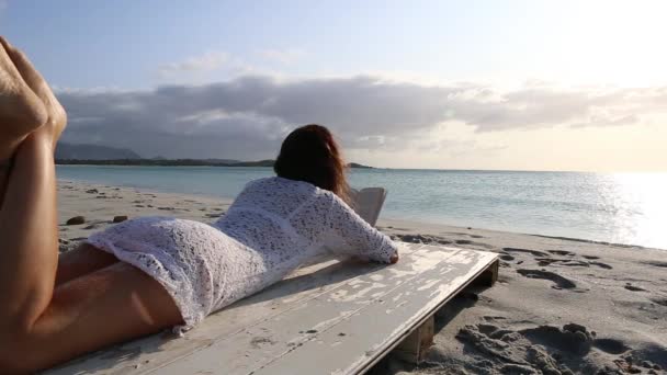 Jonge Vrouw Van Achter Liggend Aan Zee Kijkt Naar Horizon — Stockvideo