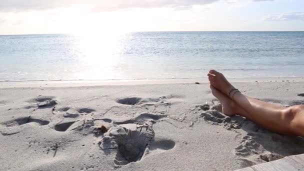 Rüzgarda Şafakta Deniz Yanında Oturan Arkadan Genç Bir Kadının Bacakları — Stok video