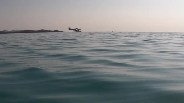 Disparo Superficie Del Agua Mar Plana Luz Fondo Mañana Con — Vídeo de stock