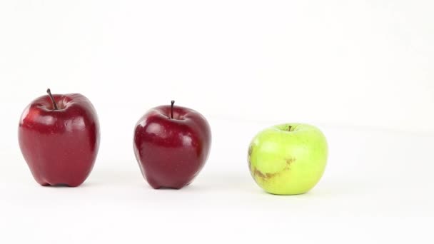 Concepto Diversidad Mano Una Mujer Está Punto Agarrar Única Manzana — Vídeos de Stock