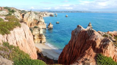 Algarve okyanus kayalıkların panoramik görünümü, Portekiz, bulutlu mavi gökyüzü ile