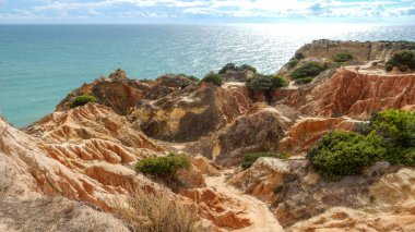 Algarve okyanus kayalıkların panoramik görünümü, Portekiz, bulutlu mavi gökyüzü ile