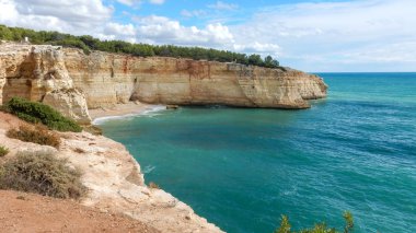 Algarve okyanus kayalıkların panoramik görünümü, Portekiz, bulutlu mavi gökyüzü ile