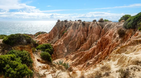 Algarve okyanus kayalıkların panoramik görünümü, Portekiz, bulutlu mavi gökyüzü ile — Stok fotoğraf