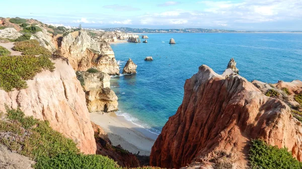 Vista panoramica sulle scogliere oceaniche dell'Algarve, Portogallo, con cielo azzurro nuvoloso — Foto Stock