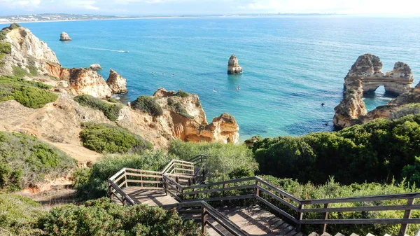 Algarve okyanus kayalıkların panoramik görünümü, Portekiz, mavi denizde turuncu kayalar ile — Stok fotoğraf