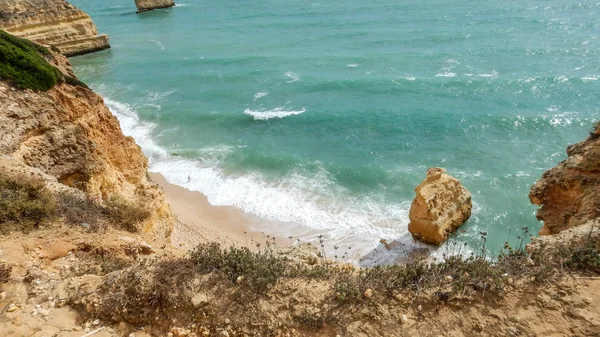 Panoramautsikt över havsklipporna i Algarve, Portugal, med apelsin klippor på det blå havet — Stockfoto