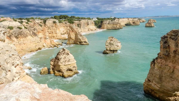 Algarve okyanus kayalıklarının panoramik görünümü, Portekiz, bulutlu dramatik gökyüzü ile — Stok fotoğraf
