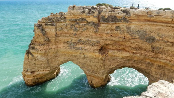 Algarve okyanus kayalıkların panoramik görünümü, Portekiz, mavi denizde turuncu kayalar ile — Stok fotoğraf