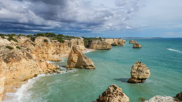 Algarve okyanus kayalıklarının panoramik görünümü, Portekiz, bulutlu dramatik gökyüzü ile — Stok fotoğraf