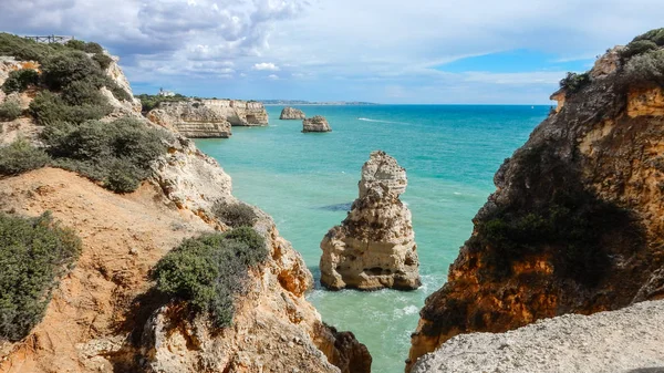 Algarve okyanus kayalıklarının panoramik görünümü, Portekiz, bulutlu dramatik gökyüzü ile — Stok fotoğraf