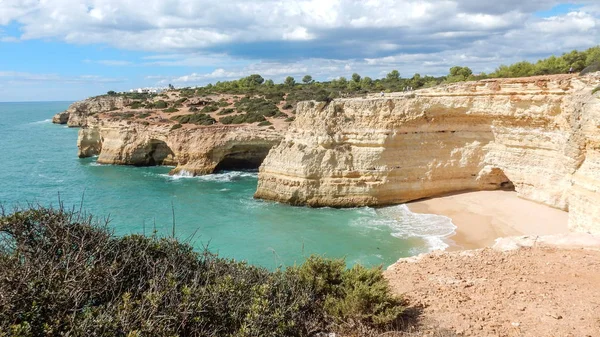 Algarve okyanus kayalıklarının panoramik görünümü, Portekiz, bulutlu dramatik gökyüzü ile