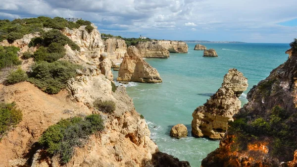 Algarve okyanus kayalıklarının panoramik görünümü, Portekiz, bulutlu dramatik gökyüzü ile — Stok fotoğraf