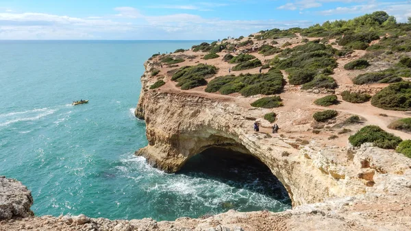 Algarve okyanus kayalıkların panoramik görünümü, Portekiz, bulutlu mavi gökyüzü ile — Stok fotoğraf