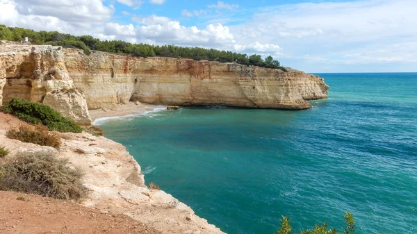 Vista panoramica sulle scogliere oceaniche dell'Algarve, Portogallo, con cielo azzurro nuvoloso — Foto Stock