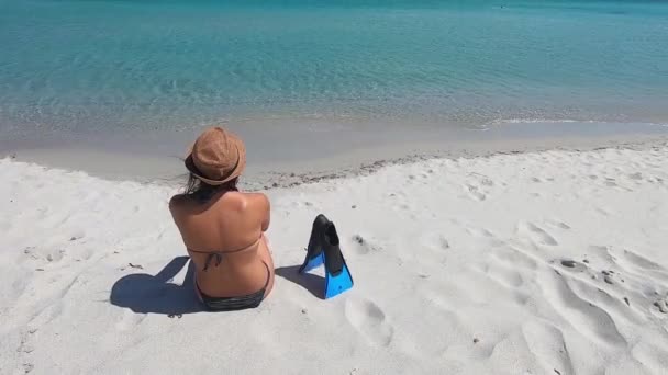 Joven Mujer Hermosa Sentada Orilla Con Aletas Snorkel Descansando Arena — Vídeos de Stock