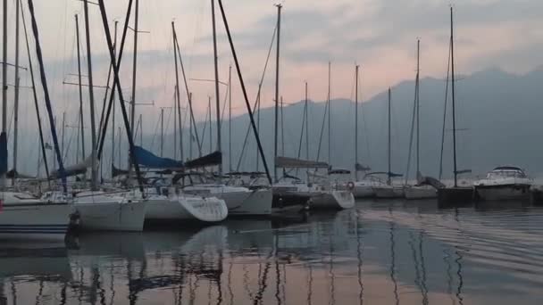 Garda Gölü Nde Gün Batımında Arka Arkaya Demirleyen Teknelerin Limanına — Stok video