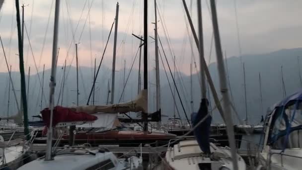 Tiroteio Barco Que Entra Porto Barcos Ancorados Uma Fileira Pôr — Vídeo de Stock