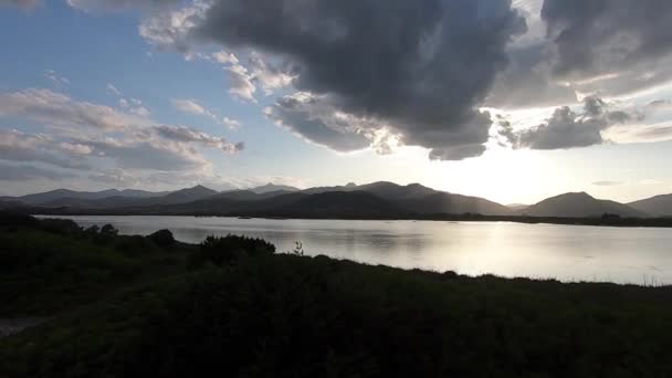 Imágenes Panorámicas Cielo Dramático Atardecer Una Laguna Marina Con Silueta — Vídeo de stock