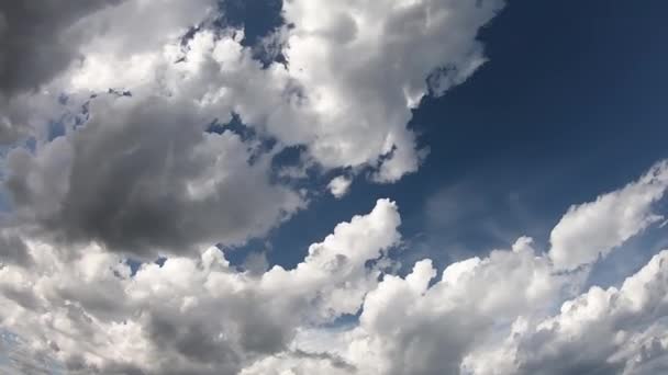 Temps écoulé de nuages blancs qui changent de forme et disparaissent dans un ciel bleu profond 