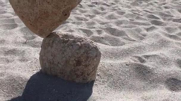 Stones Balancing Sand White Beach Filmed Bottom Blue Sea Background — Stock Video
