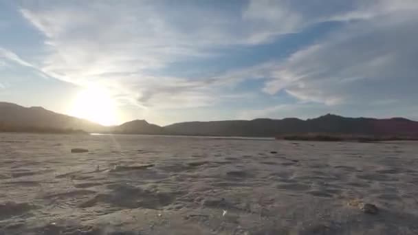 Низькокутна Плівка Лагуни Біля Моря Казкові Пейзажі Заходу Сонця Гірським — стокове відео