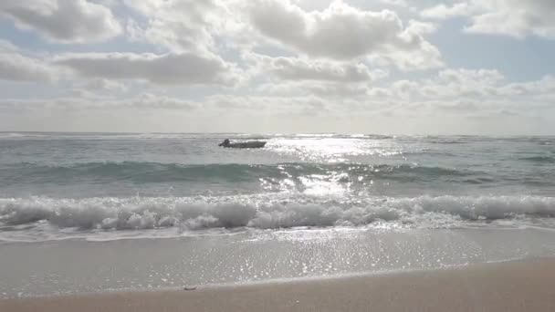 Desplazamiento Lento Barco Aislado Las Olas Del Mar Que Choca — Vídeos de Stock