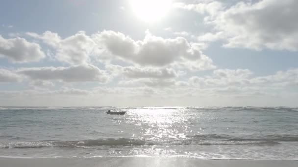 Långsam Rörelse Isolerad Båt Havsvågorna Kraschar Stranden Med Solen Reflektioner — Stockvideo