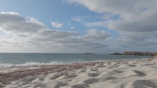 Podsvícený Pozorovací Úhel Bílých Křemenných Pískových Zrn Mořskými Vlnami Zataženou — Stock video