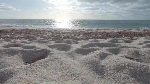 Bakgrundsbelyst Betraktningsvinkel Vit Kvarts Sand Korn Med Havsvågor Och Molnig — Stockvideo