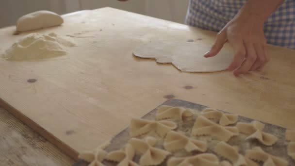 Close Proces Van Zelfgemaakte Veganistische Farfalle Pasta Met Durumtarwebloem Kok — Stockvideo