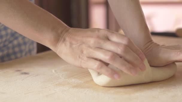制作自制的新鲜面食 女性双手揉搓面团的慢动作 意大利传统面食 女性在厨房里烹调食物 — 图库视频影像