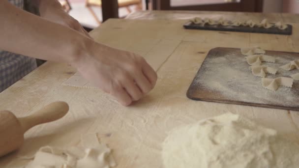 천천히 움직이는 집에서 파스타와 밀가루를 만드는 과정을 상세히 줍니다 요리가 — 비디오